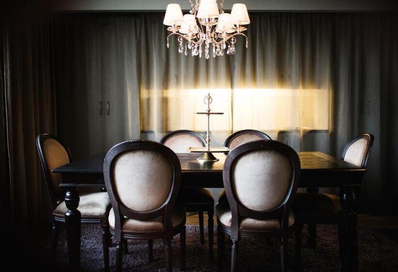 סוויטה עם מרפסת, Freys