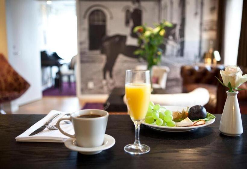 סוויטה עם מרפסת, Freys