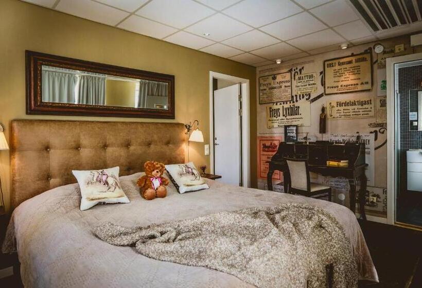 סוויטה עם מרפסת, Freys