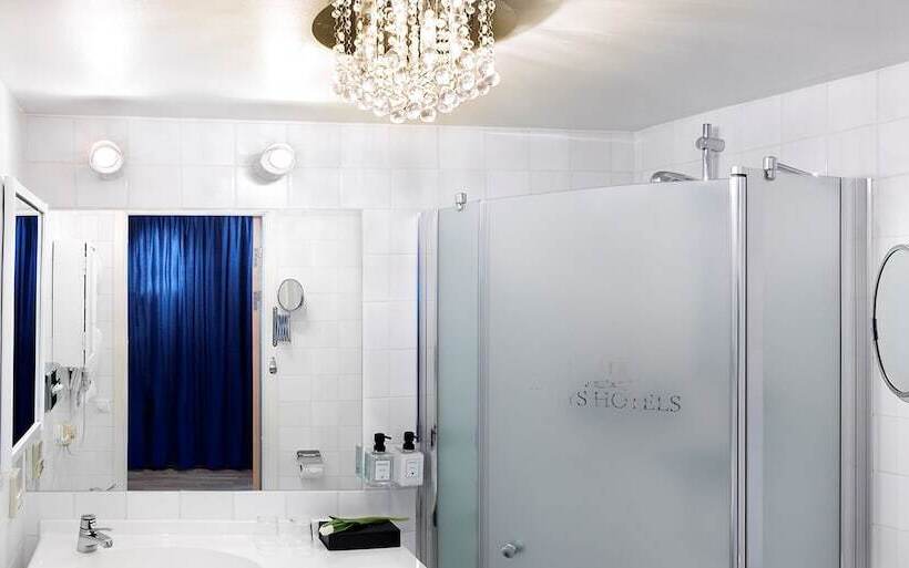 חדר סופריור, Freys