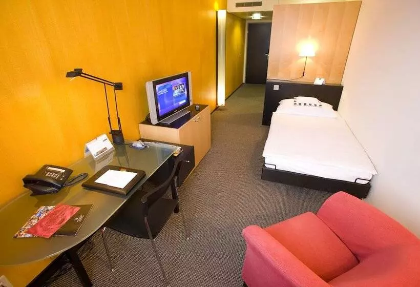Economy Yhden Hengen Huone, Seedamm Plaza