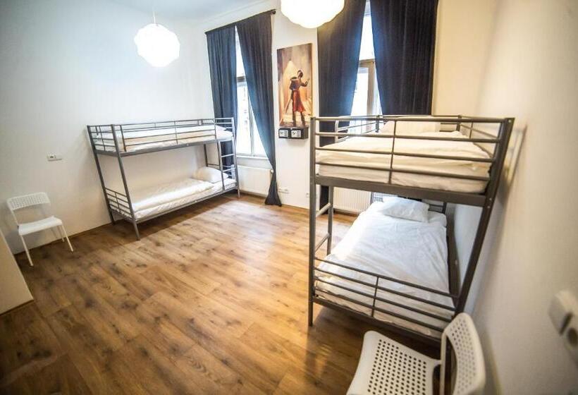 Quarto Quádruplo Estandar, Hostel Central