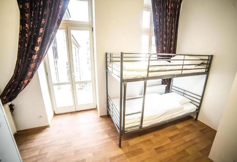 تختخواب در اتاق مشترک, Hostel Central