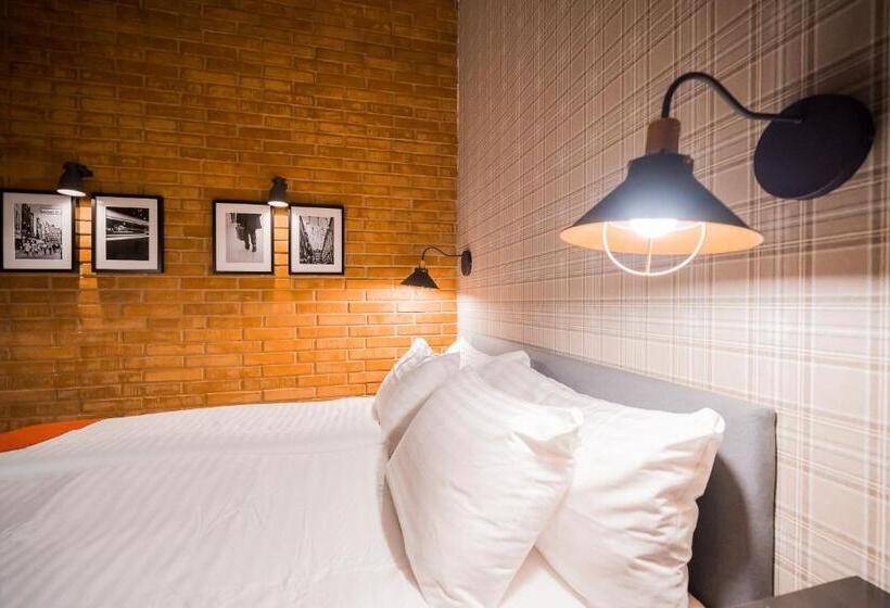 Студия Deluxe, Revelton Studios Karlovy Vary