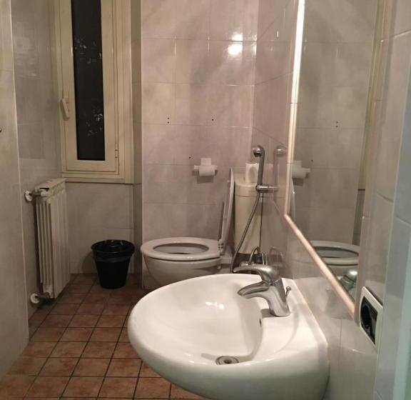 تختخواب در اتاق مشترک, Zidan Guest House