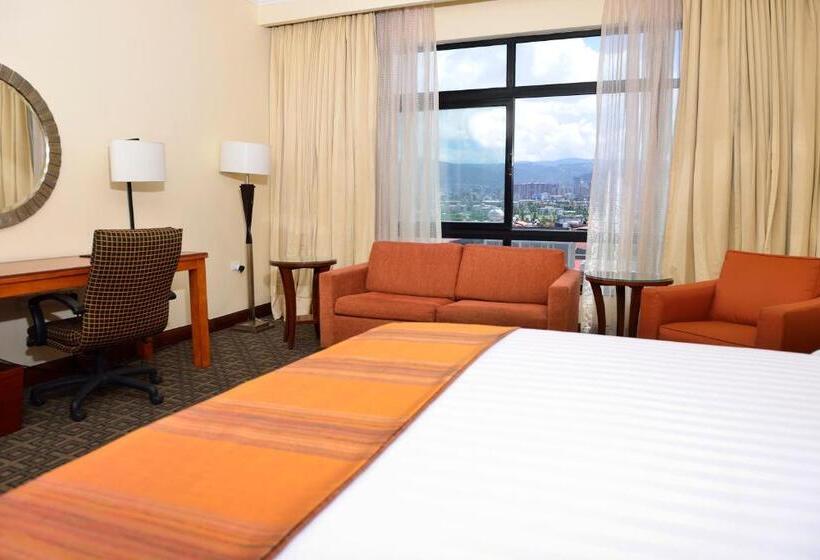 سوییت جونیور, The Hub