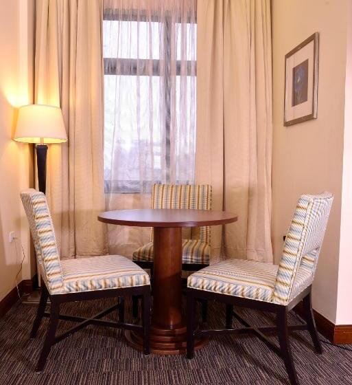 سوئیت با وان آب گرم, The Hub