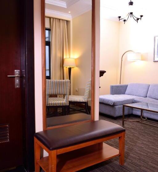 سوئیت با وان آب گرم, The Hub