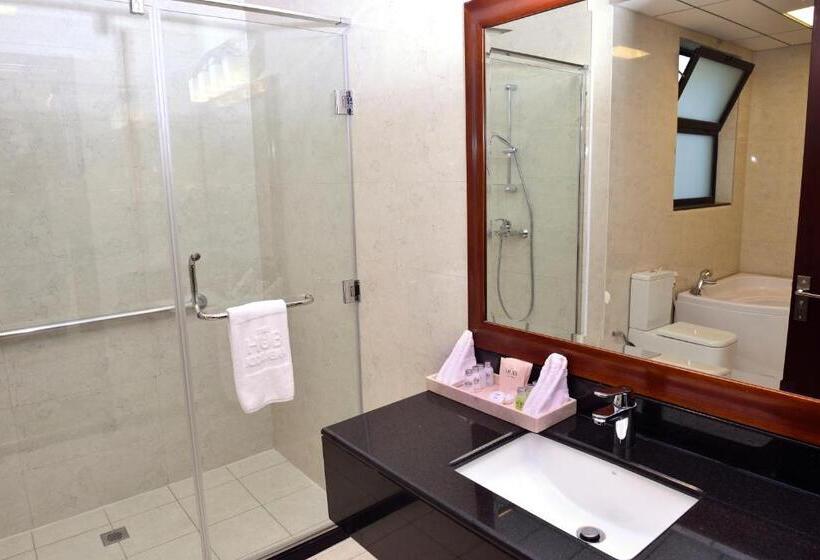 سوئیت با وان آب گرم, The Hub