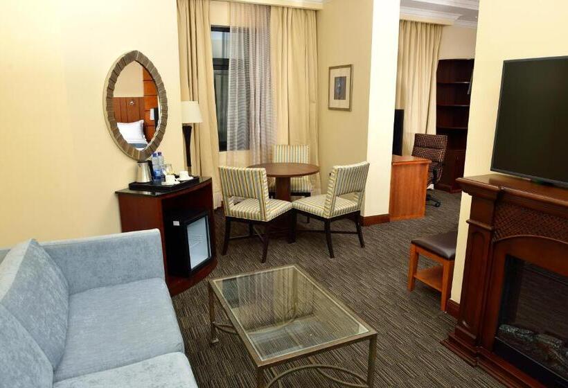 سوئیت با وان آب گرم, The Hub