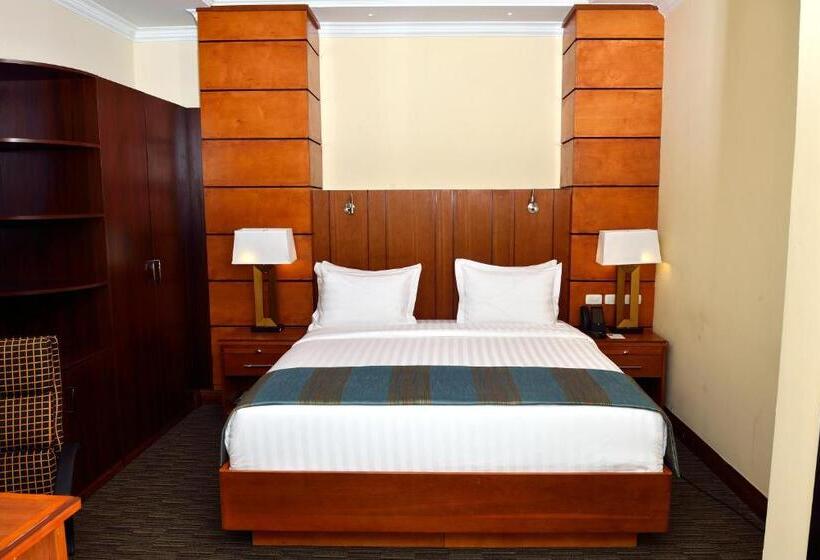 سوئیت با وان آب گرم, The Hub