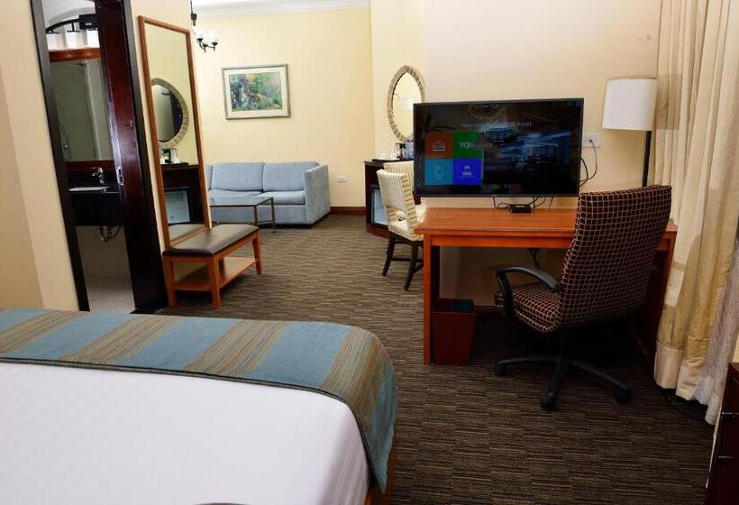 سوئیت با وان آب گرم, The Hub