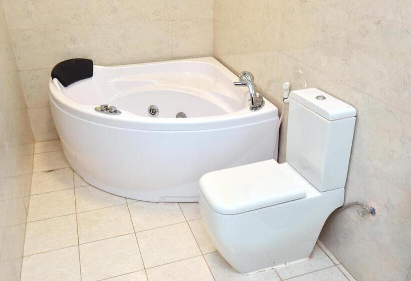 سوئیت با وان آب گرم, The Hub