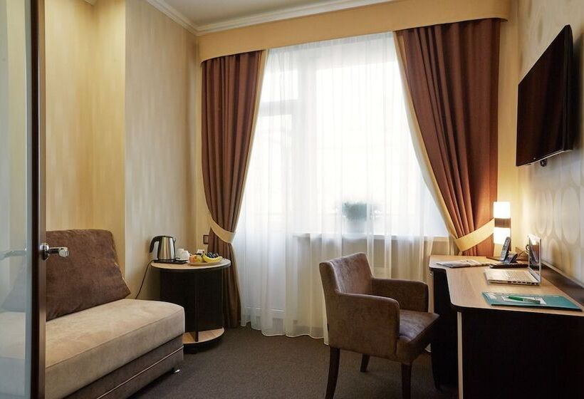 جناح ديلوكس, Birch Yard