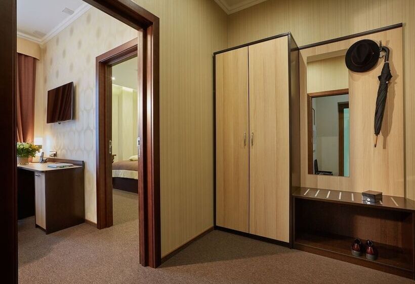 جناح ديلوكس, Birch Yard