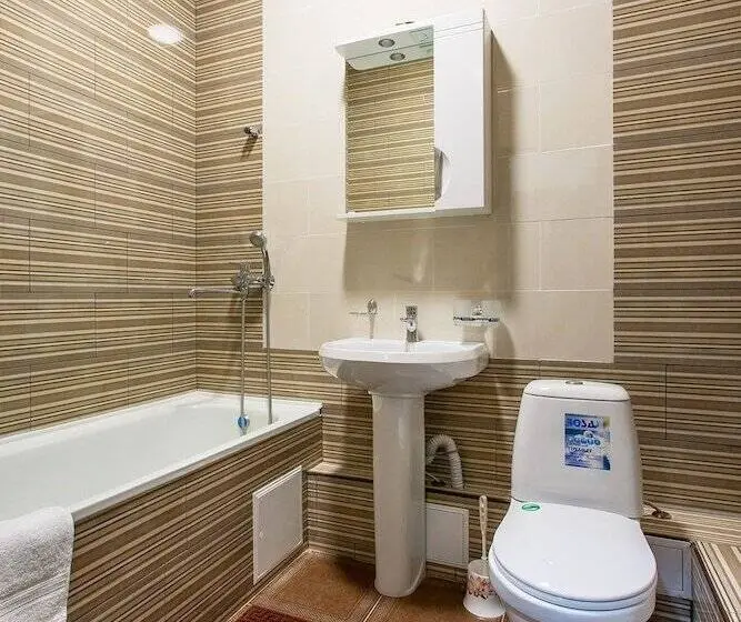 エコノミー４人部屋, Korona