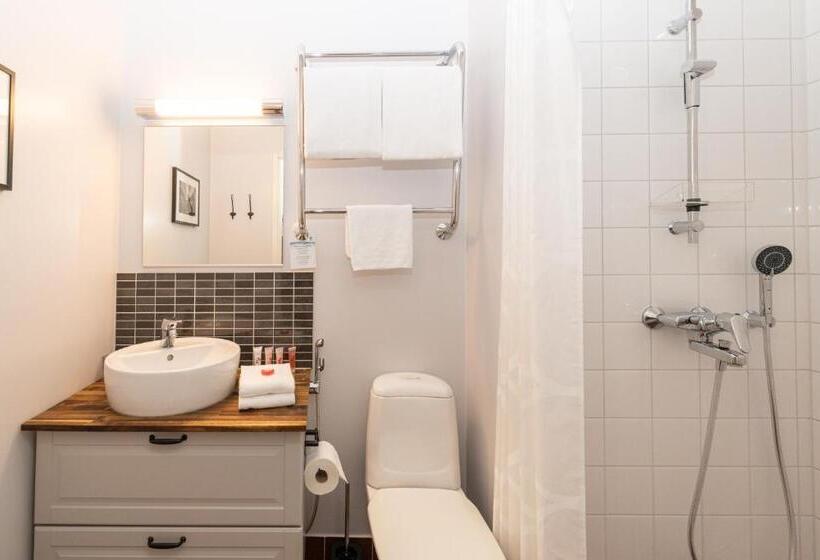 غرفة عائلية, Li Rakuuna