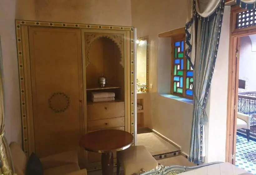 デラックスルーム, Sultana Larache