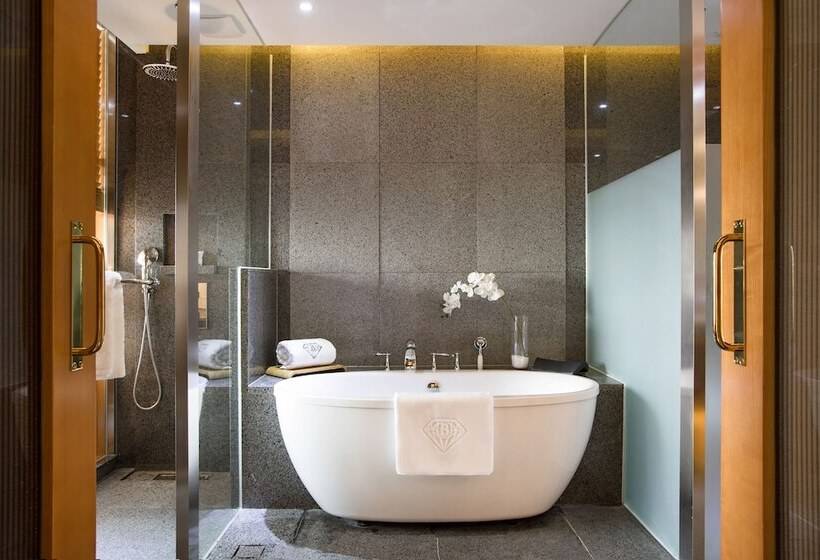 اتاق لوکس با تخت بزرگ, Baymond