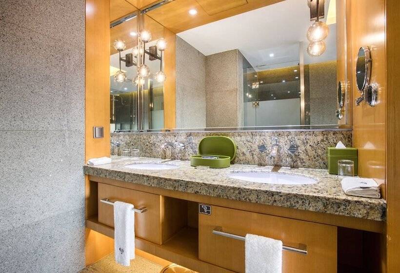 اتاق لوکس با تخت بزرگ, Baymond