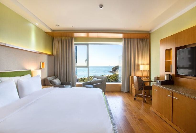 اتاق لوکس با تخت بزرگ, Baymond