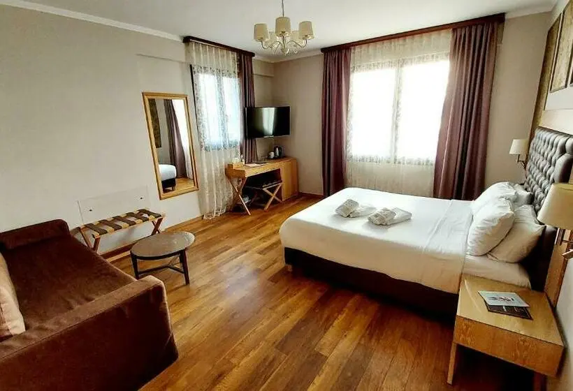 سوییت جونیور با چشم‌انداز دریاچه, La Suite Boutique Hotel & Spa