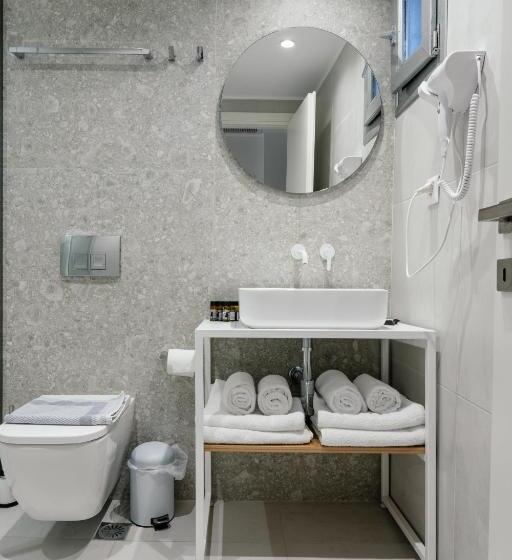 Cameră cvadruplă standard cu balcon, Mougre Studios