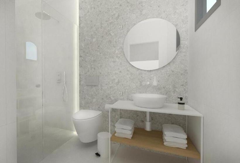 Cameră cvadruplă standard cu balcon, Mougre Studios