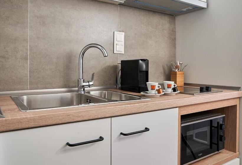 Cameră cvadruplă standard cu balcon, Mougre Studios