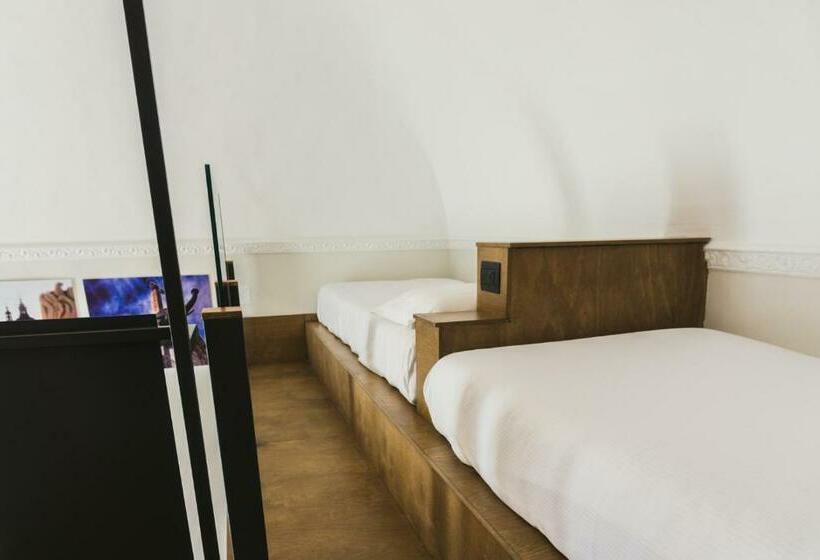 اتاق سوپریور خانوادگی, Catania House