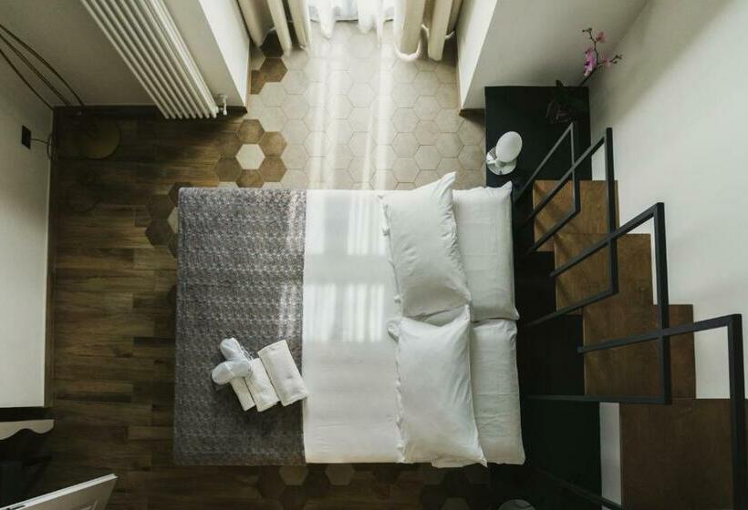 اتاق خانوادگی, Catania House