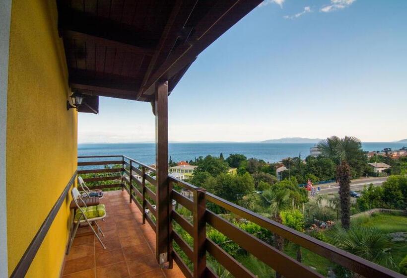 带一个卧室和一个阳台的海景公寓, Apartments And Rooms Vila Irma