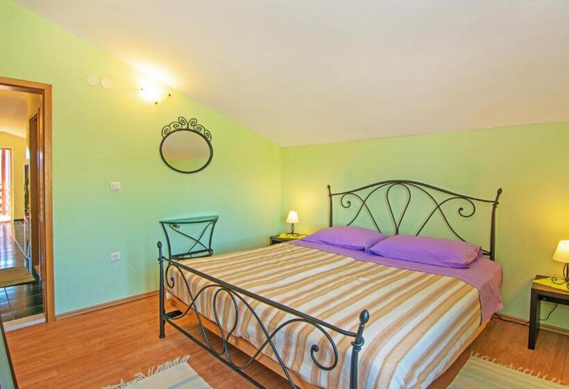 带一个卧室和一个阳台的海景公寓, Apartments And Rooms Vila Irma