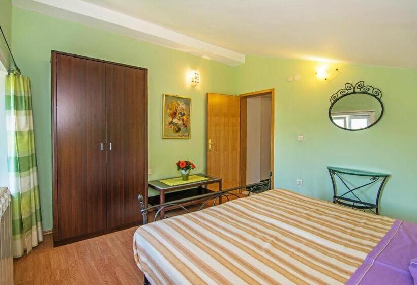 带一个卧室和一个阳台的海景公寓, Apartments And Rooms Vila Irma