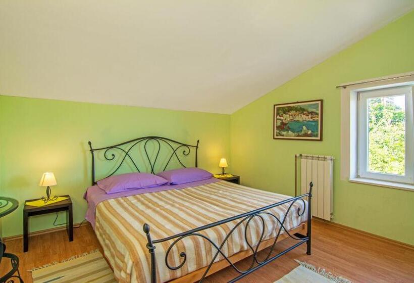 带一个卧室和一个阳台的海景公寓, Apartments And Rooms Vila Irma