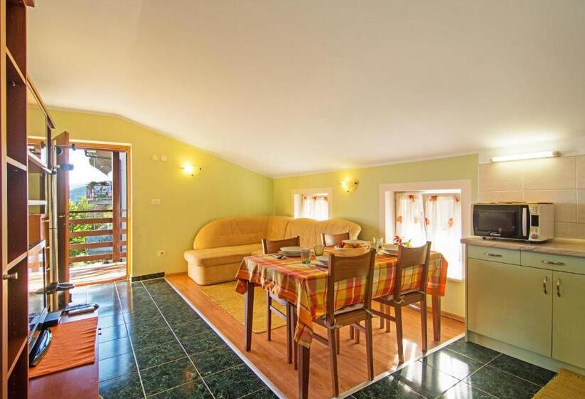 带一个卧室和一个阳台的海景公寓, Apartments And Rooms Vila Irma