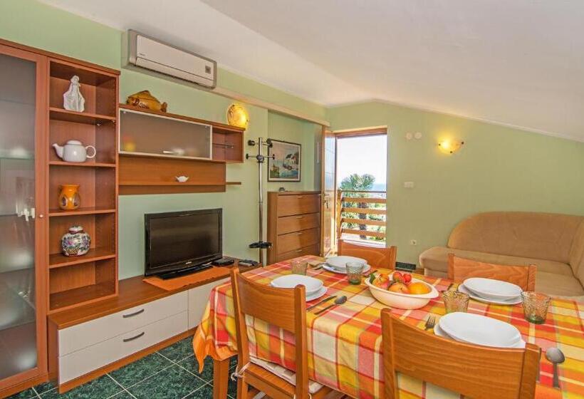 带一个卧室和一个阳台的海景公寓, Apartments And Rooms Vila Irma