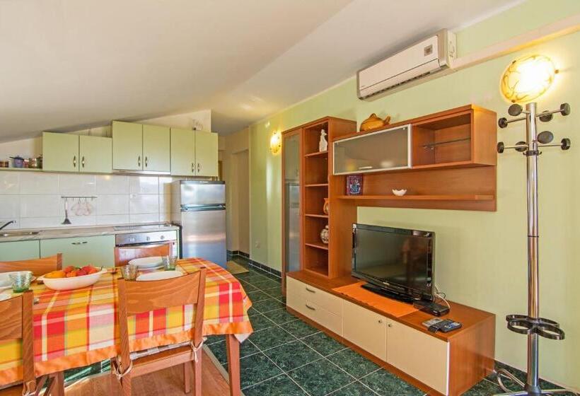 آپارتمان 1 خوابه با بالکن و چشم‌انداز دریا, Apartments And Rooms Vila Irma
