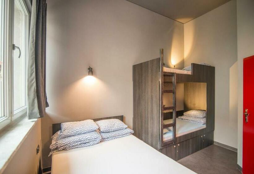 Четырехместный Номер Deluxe, 110 Hostel