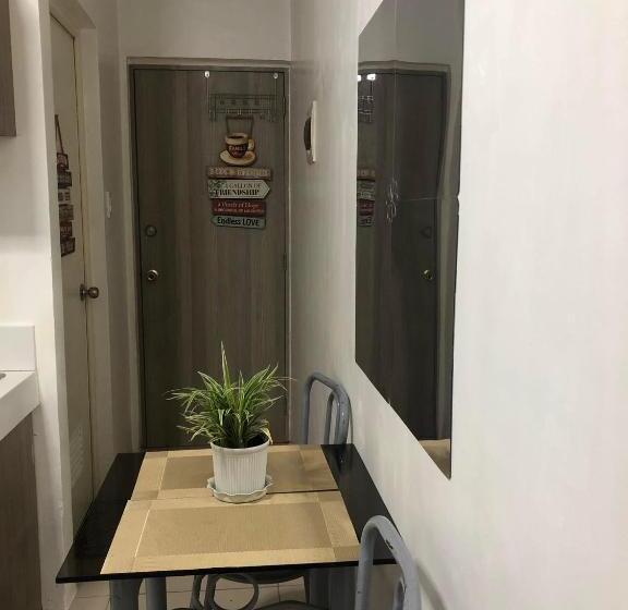 スタンダードスタジオ, Lorna S Place @urban Deca Edsa Tower