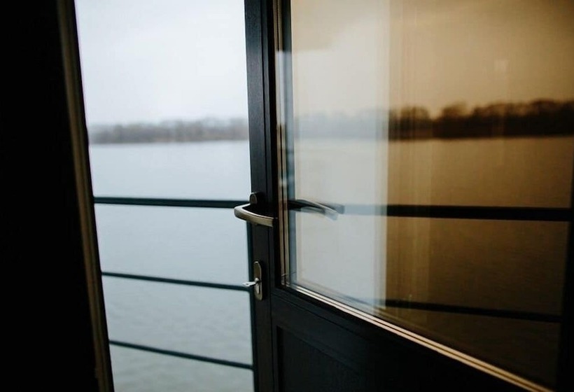 اتاق استاندارد, Landing Stage Master