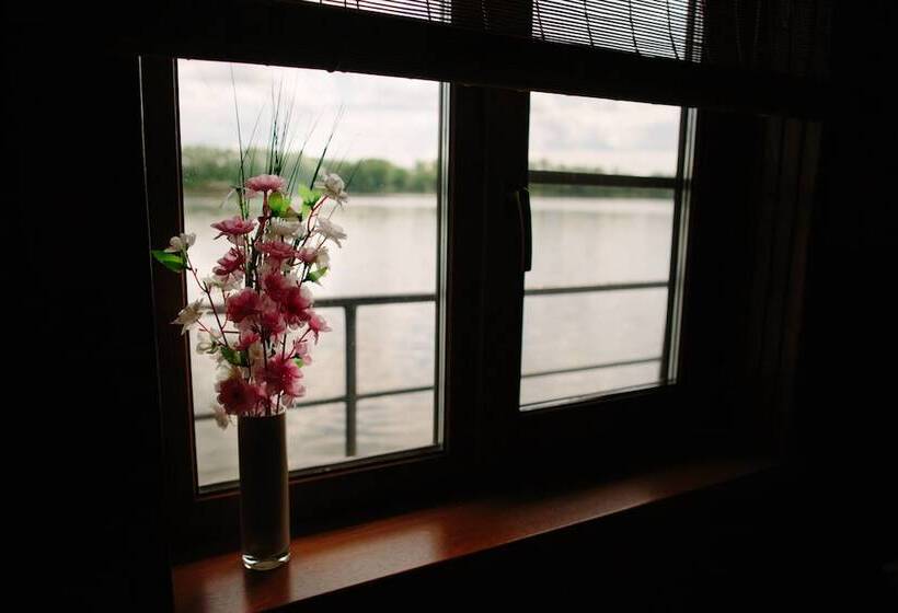 اتاق استاندارد چهار تخته, Landing Stage Master