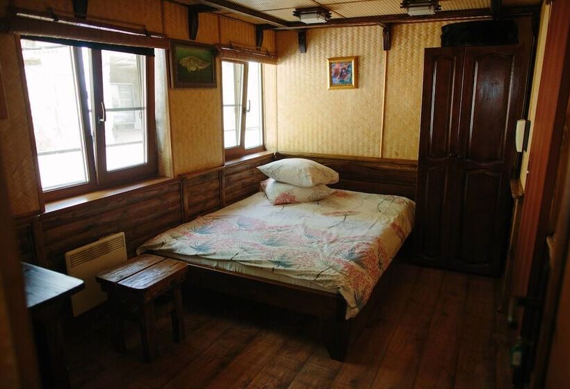 اتاق استاندارد چهار تخته, Landing Stage Master