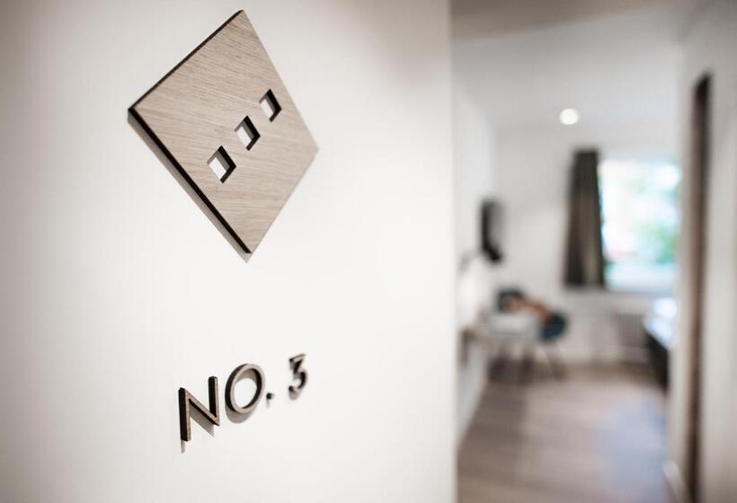 חדר בסיסי, Town Living