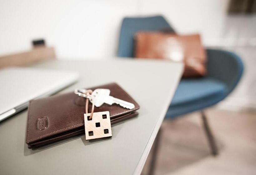 חדר בסיסי, Town Living