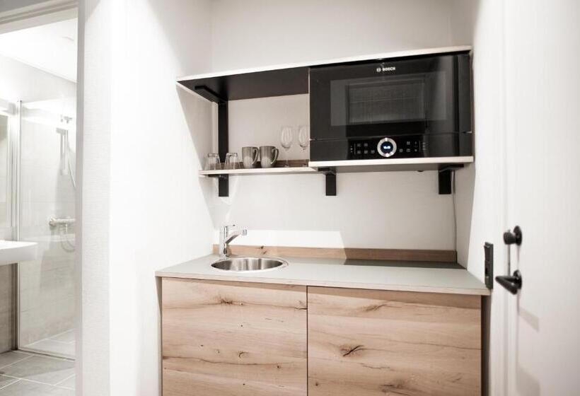 חדר בסיסי, Town Living