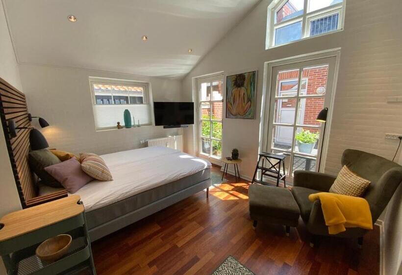 סטודיו סופריור, Town Living