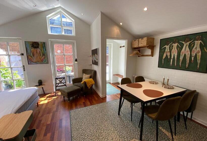 סטודיו סופריור, Town Living