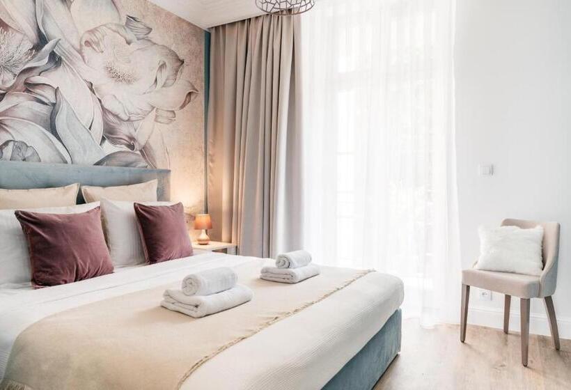 דירה בת חדר שינה 1 עם מרפסת, District17   Loftaffair Collection