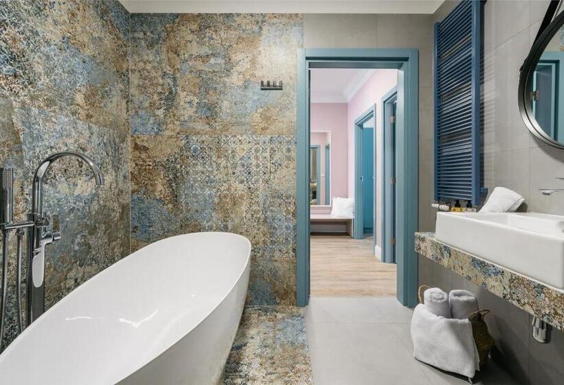 דירה בת חדר שינה 1 עם מרפסת, District17   Loftaffair Collection